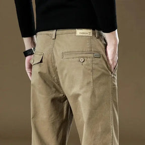 Calça cargo masculina em algodão com bolsos funcionais, modelagem reta e estilo safari para uso diário no outono e inverno