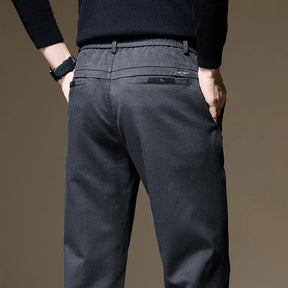 Calça masculina chino em lyocell com caimento reto, tecido encorpado e visual elegante para outono e inverno