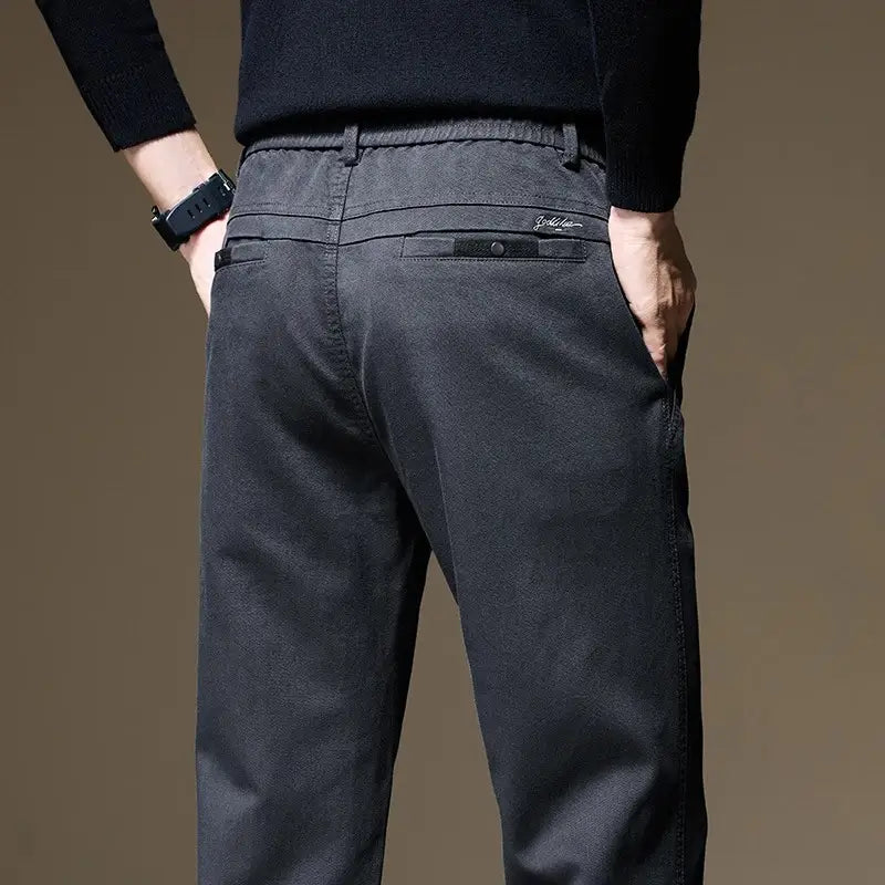 Calça masculina chino em lyocell com caimento reto, tecido encorpado e visual elegante para outono e inverno