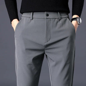 Calça masculina de inverno com tecido encorpado, elasticidade e caimento reto para uso diário e visual business casual