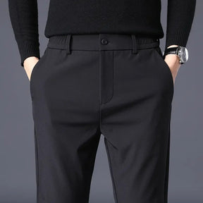 Calça masculina de inverno com tecido encorpado, elasticidade e caimento reto para uso diário e visual business casual