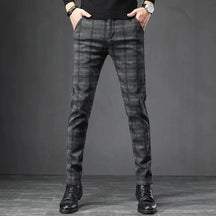 Calça masculina xadrez estilo inglês com modelagem slim e visual elegante para trabalho e uso diário