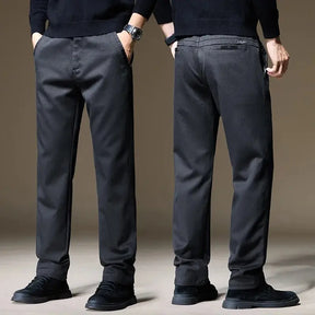 Calça masculina chino em lyocell com caimento reto, tecido encorpado e visual elegante para outono e inverno