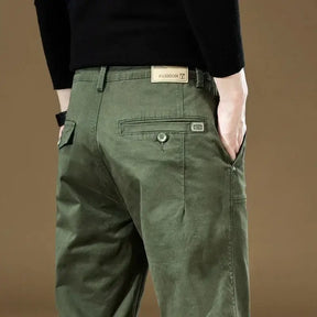 Calça cargo masculina em algodão com bolsos funcionais, modelagem reta e estilo safari para uso diário no outono e inverno