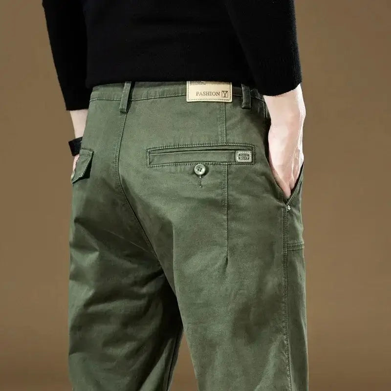 Calça cargo masculina em algodão com bolsos funcionais, modelagem reta e estilo safari para uso diário no outono e inverno