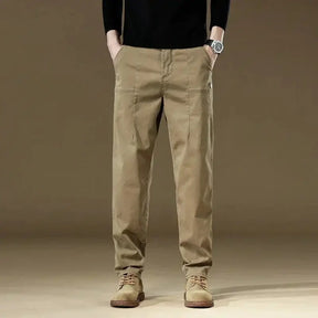 Calça cargo masculina em algodão com bolsos funcionais, modelagem reta e estilo safari para uso diário no outono e inverno