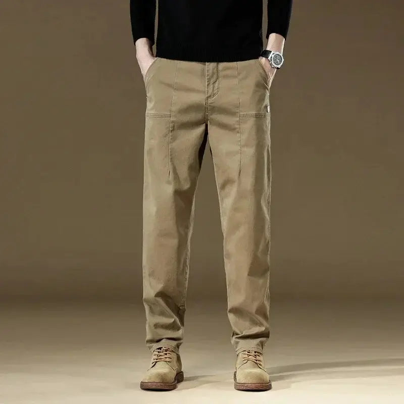 Calça cargo masculina em algodão com bolsos funcionais, modelagem reta e estilo safari para uso diário no outono e inverno