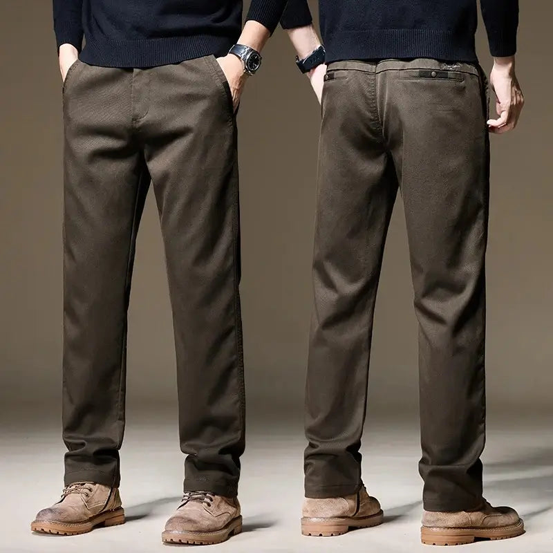 Calça masculina chino em lyocell com caimento reto, tecido encorpado e visual elegante para outono e inverno
