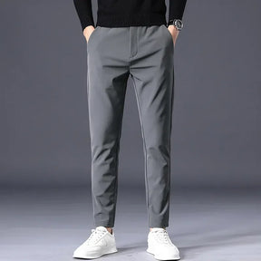 Calça masculina de inverno com tecido encorpado, elasticidade e caimento reto para uso diário e visual business casual