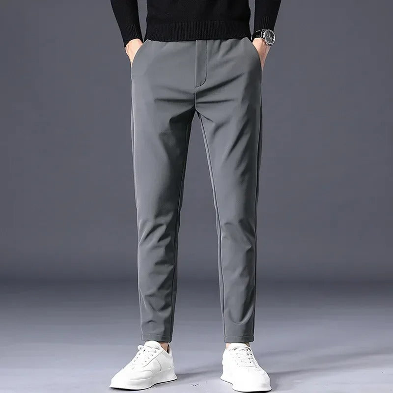Calça masculina de inverno com tecido encorpado, elasticidade e caimento reto para uso diário e visual business casual