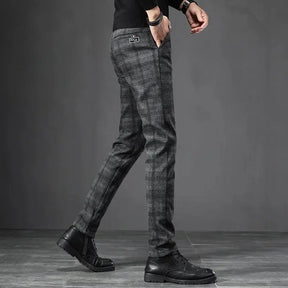 Calça masculina xadrez estilo inglês com modelagem slim e visual elegante para trabalho e uso diário