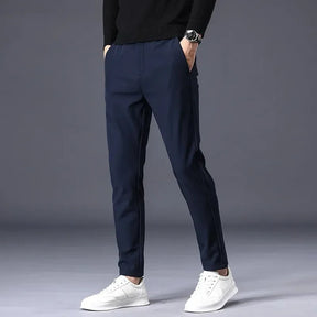 Calça masculina de inverno com tecido encorpado, elasticidade e caimento reto para uso diário e visual business casual