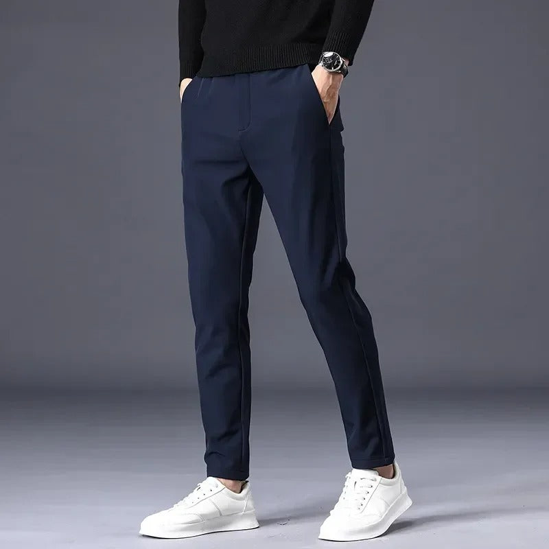 Calça masculina de inverno com tecido encorpado, elasticidade e caimento reto para uso diário e visual business casual