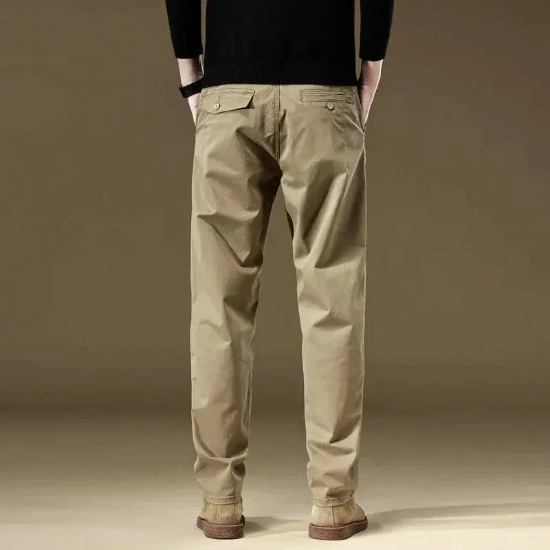 Calça cargo masculina em algodão com bolsos funcionais, modelagem reta e estilo safari para uso diário no outono e inverno