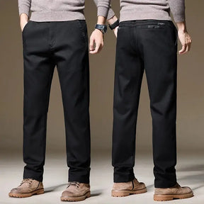 Calça masculina chino em lyocell com caimento reto, tecido encorpado e visual elegante para outono e inverno