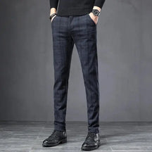 Calça masculina xadrez estilo inglês com modelagem slim e visual elegante para trabalho e uso diário