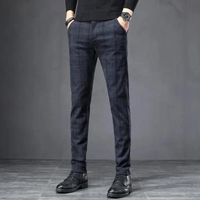 Calça masculina xadrez estilo inglês com modelagem slim e visual elegante para trabalho e uso diário
