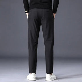Calça masculina de inverno com tecido encorpado, elasticidade e caimento reto para uso diário e visual business casual