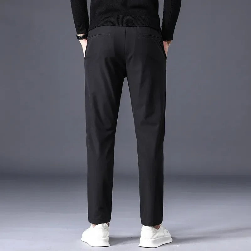 Calça masculina de inverno com tecido encorpado, elasticidade e caimento reto para uso diário e visual business casual