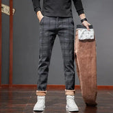 Calça masculina xadrez estilo inglês com forro fleece interno, modelagem reta e visual elegante para o inverno