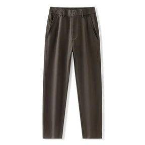 Calça masculina chino em lyocell com caimento reto, tecido encorpado e visual elegante para outono e inverno