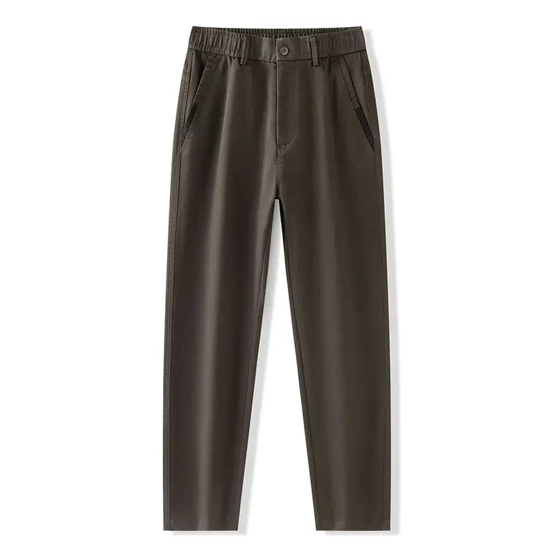 Calça masculina chino em lyocell com caimento reto, tecido encorpado e visual elegante para outono e inverno