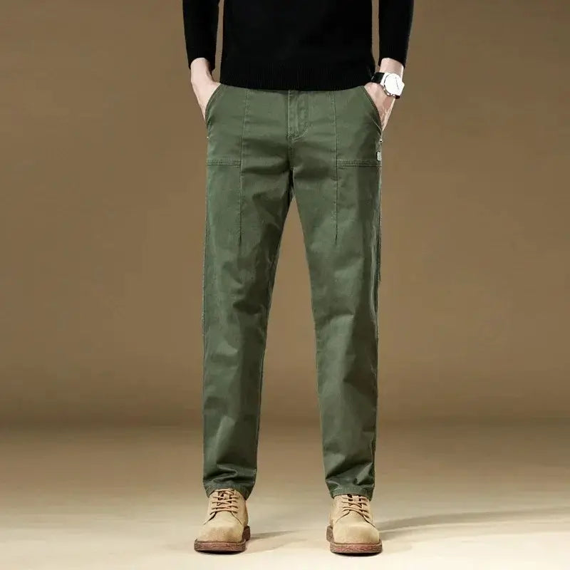 Calça cargo masculina em algodão com bolsos funcionais, modelagem reta e estilo safari para uso diário no outono e inverno