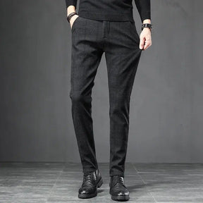 Calça masculina xadrez estilo inglês com modelagem slim e visual elegante para trabalho e uso diário