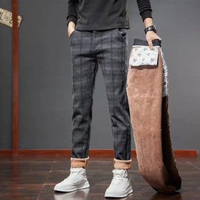 Calça masculina xadrez estilo inglês com forro fleece interno, modelagem reta e visual elegante para o inverno