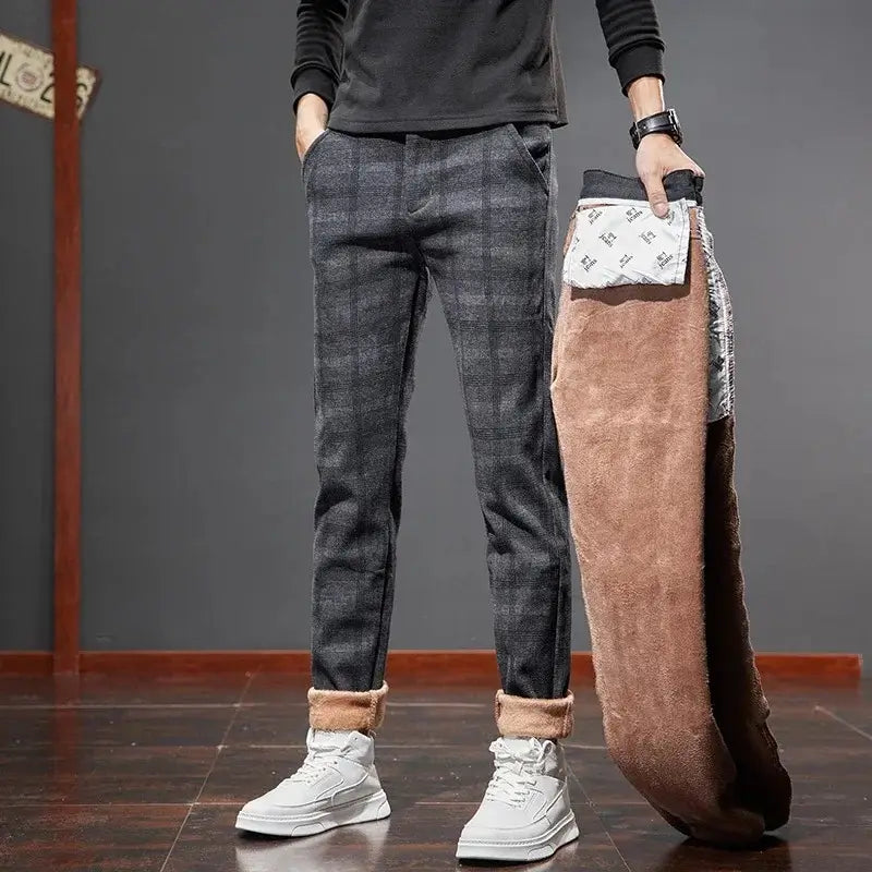 Calça masculina xadrez estilo inglês com forro fleece interno, modelagem reta e visual elegante para o inverno