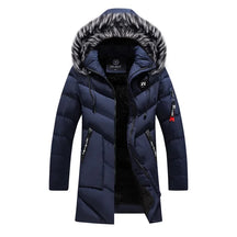 Parka masculina azul-marinho longa com capuz peluciado e forro térmico premium para inverno.