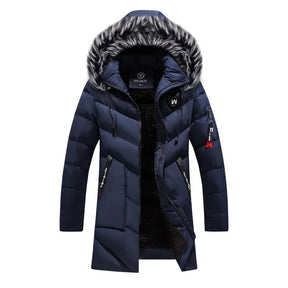 Parka masculina azul-marinho longa com capuz peluciado e forro térmico premium para inverno.