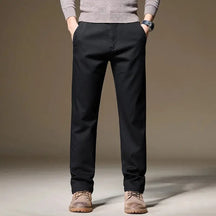 Calça masculina chino em lyocell com caimento reto, tecido encorpado e visual elegante para outono e inverno