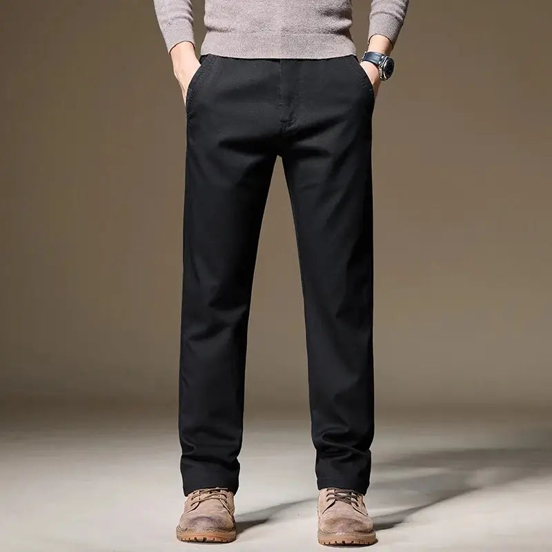 Calça masculina chino em lyocell com caimento reto, tecido encorpado e visual elegante para outono e inverno