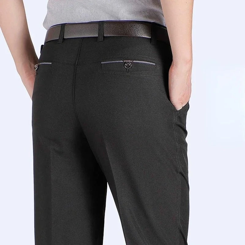 Calça masculina business com corte reto, tecido macio e visual elegante para uso diário e eventos sociais