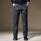 Calça masculina chino em lyocell com caimento reto, tecido encorpado e visual elegante para outono e inverno