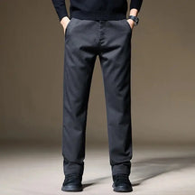 Calça masculina chino em lyocell com caimento reto, tecido encorpado e visual elegante para outono e inverno