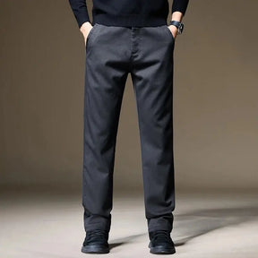 Calça masculina chino em lyocell com caimento reto, tecido encorpado e visual elegante para outono e inverno