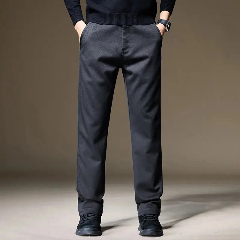 Calça masculina chino em lyocell com caimento reto, tecido encorpado e visual elegante para outono e inverno