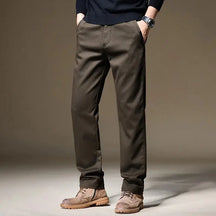 Calça masculina chino em lyocell com caimento reto, tecido encorpado e visual elegante para outono e inverno