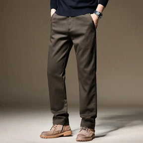 Calça masculina chino em lyocell com caimento reto, tecido encorpado e visual elegante para outono e inverno