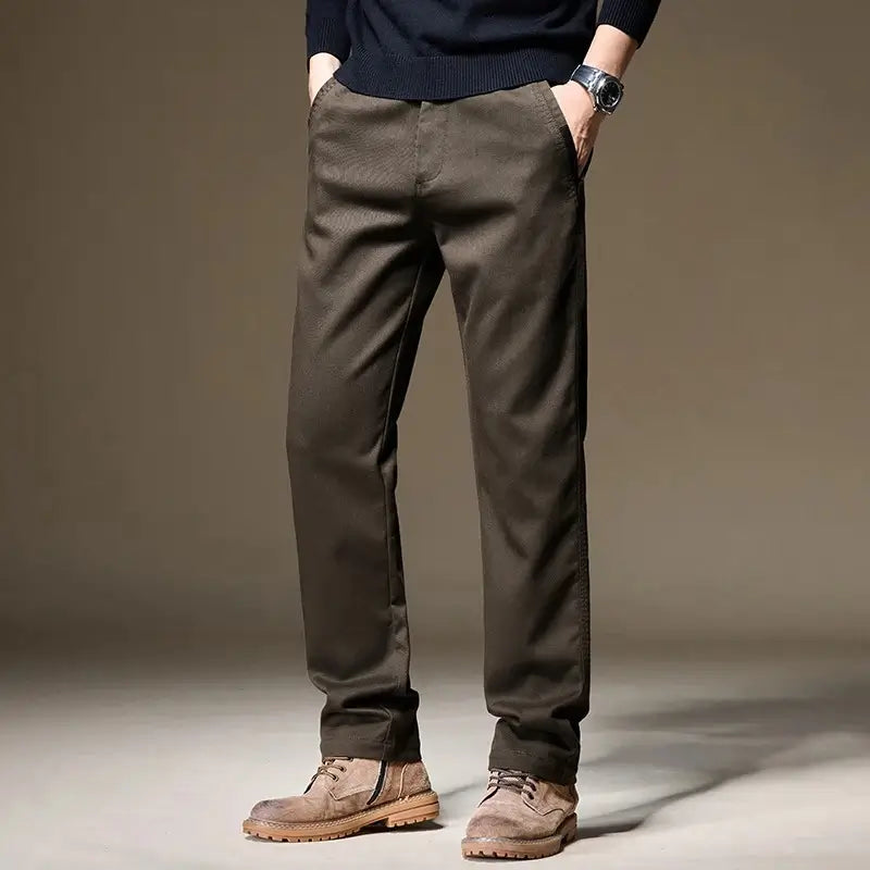 Calça masculina chino em lyocell com caimento reto, tecido encorpado e visual elegante para outono e inverno