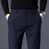 Calça masculina de inverno com tecido encorpado, elasticidade e caimento reto para uso diário e visual business casual