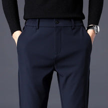 Calça masculina de inverno com tecido encorpado, elasticidade e caimento reto para uso diário e visual business casual