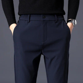 Calça masculina de inverno com tecido encorpado, elasticidade e caimento reto para uso diário e visual business casual