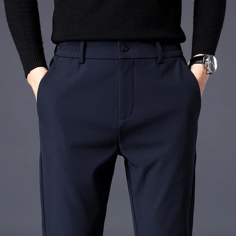 Calça masculina de inverno com tecido encorpado, elasticidade e caimento reto para uso diário e visual business casual