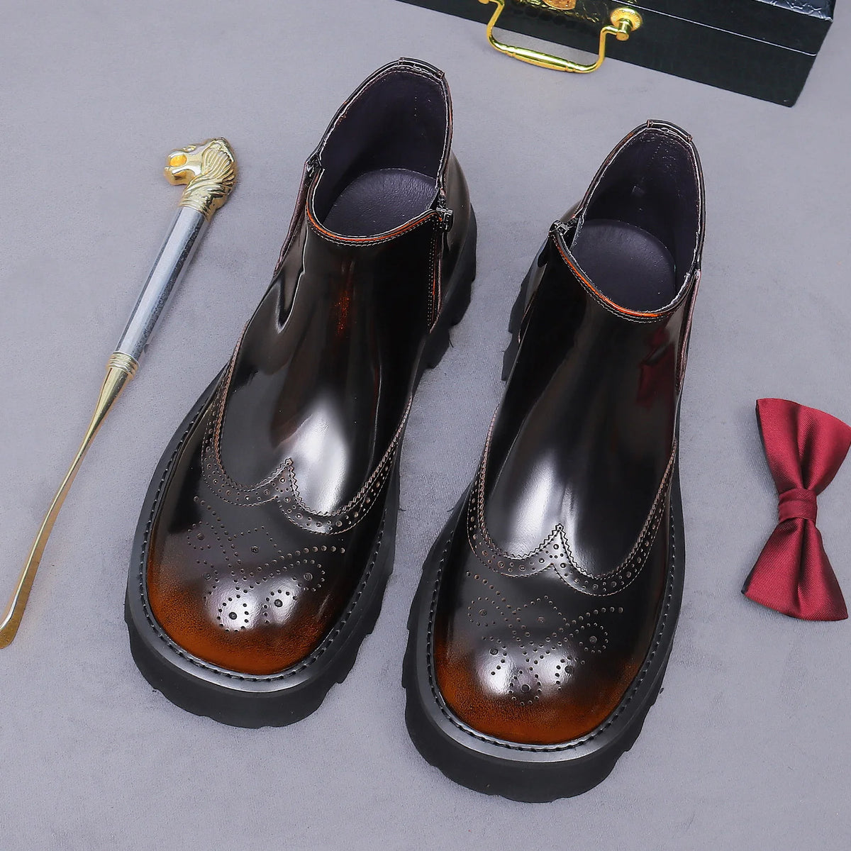 Bota Chelsea masculina premium com detalhes brogue sofisticados e solado robusto contemporâneo