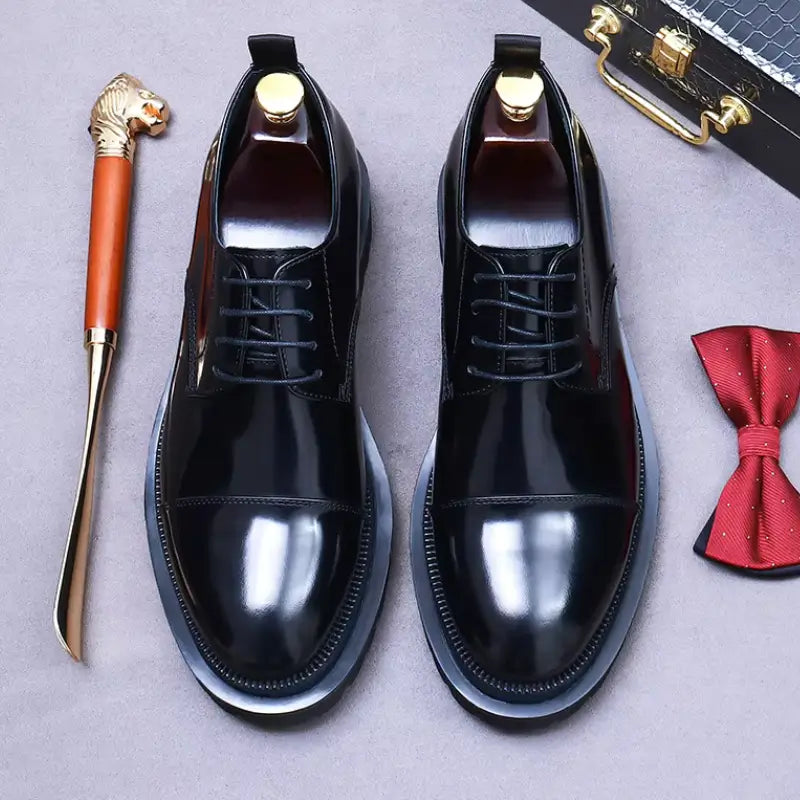 sapato masculino derby em couro na cor preta, modelo derby, ideal para eventos especiais e uso casual.