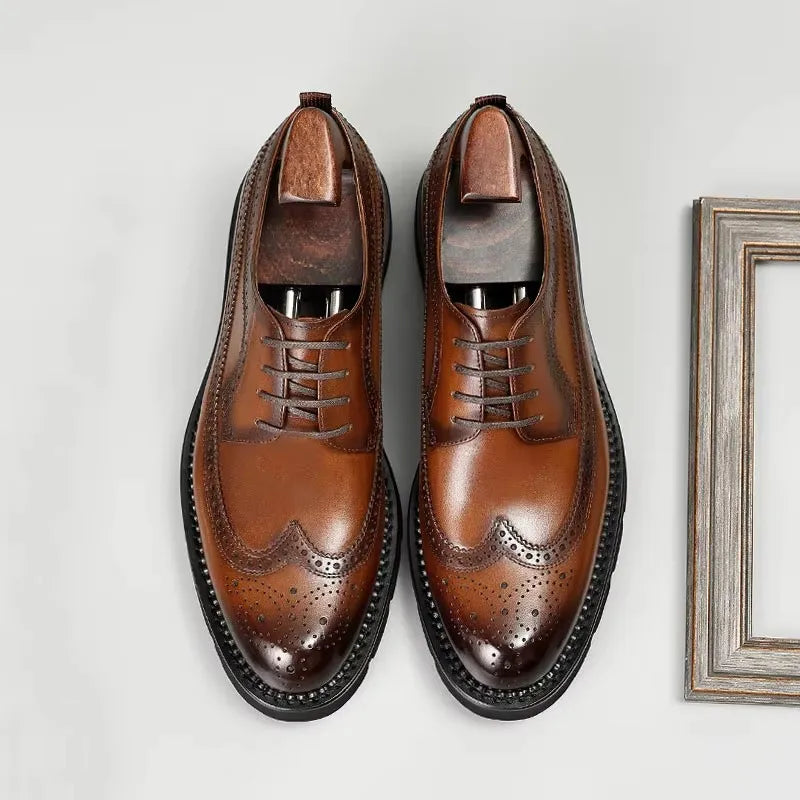 Sapato social Derby Wingtip masculino premium com acabamento sofisticado e solado robusto contemporâneo