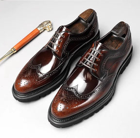 Sapato social Derby Wingtip masculino premium com acabamento polido sofisticado e solado robusto contemporâneo